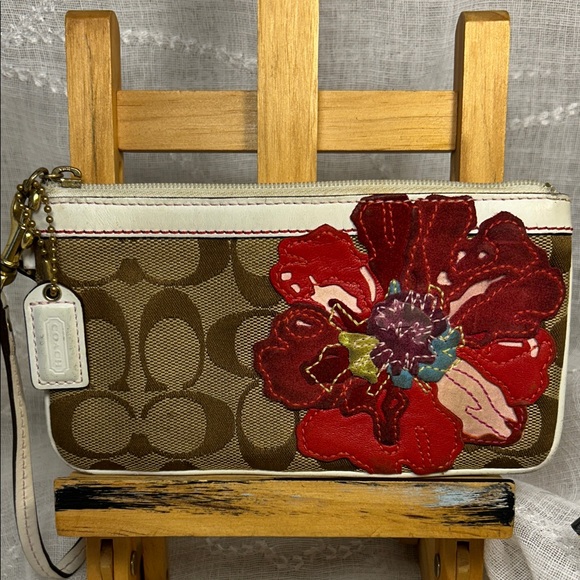 Coach leather floral flower appliqué wristlet - Picture 1 of 8